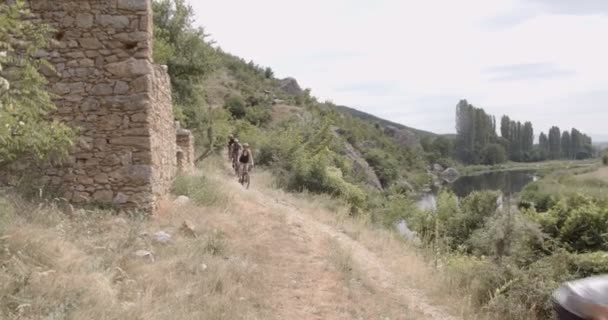 Grupo Amigos Están Bicicleta Juntos Mientras Van Uno Por Uno — Vídeos de Stock