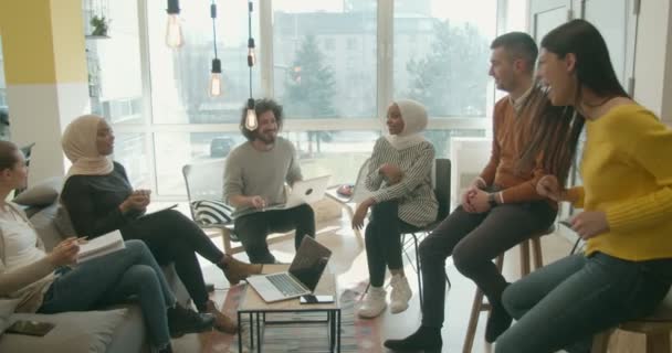 Groep Van Multiraciale Collega Lachen Hebben Een Gesprek Ideeën — Stockvideo