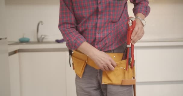 Senior Handyman Arbetar Hemma — Stockvideo