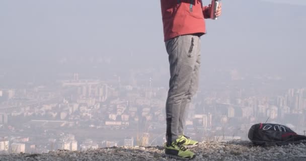 Erwachsene Wanderer Treiben Sport Hoch Oben Auf Den Bergen — Stockvideo