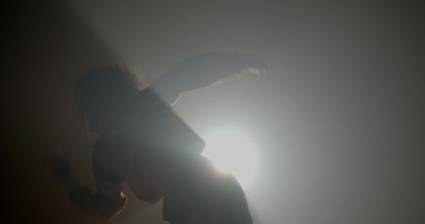 Stüdyoda Sisli Hafif Işınlı Dans Eden Kız Silueti — Stok video