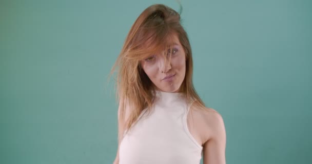 Çekici Kız Dans Ediyor Stüdyoda Poz Verirken Eğleniyor — Stok video