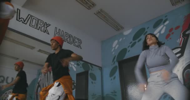 遅い動きの中で彼らの振付に踊る多人種のダンサーのグループ — ストック動画
