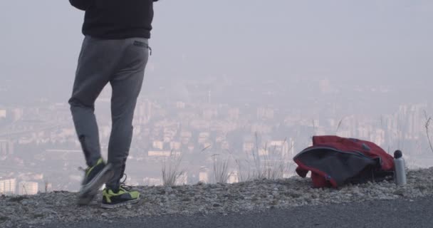 Erwachsene Wanderer Treiben Sport Hoch Oben Auf Den Bergen — Stockvideo