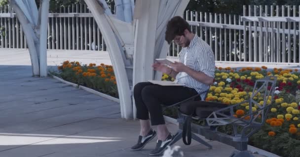 Şehir Merkezindeki Bir Parktan Uzaktan Çalışan Bir Adamı — Stok video