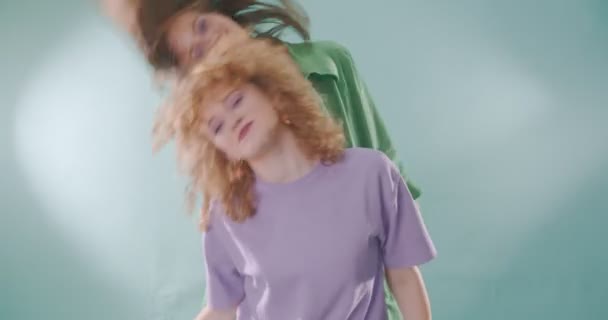 Zwei Süße Freundinnen Tanzen Und Fühlen Sich Set Verrückt — Stockvideo