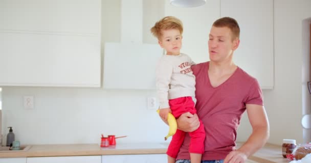 Beau Père Adorable Fils Parlent Aller Dehors Après Les Bananes — Video