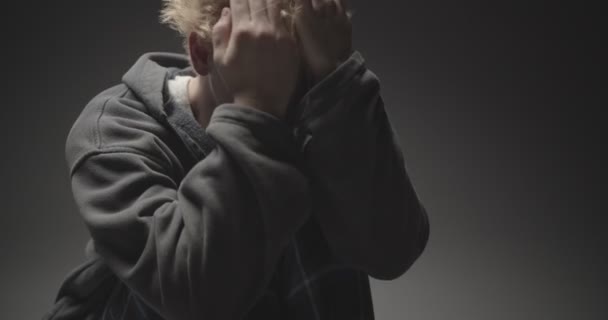 Depresyondan Dolayı Ağlayan Nefes Alan Genç Sarışın Çocuk — Stok video