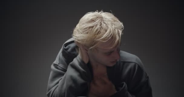 年轻的金发碧眼的男孩因为忧郁而哭泣 呼吸急促 — 图库视频影像