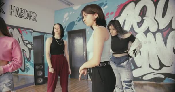 Tancerze Hip Hopowi Przygotowują Się Występu — Wideo stockowe