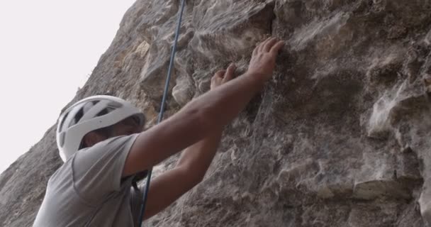 閉じますアップ肖像画のシニア男性開始に登る大きな岩 — ストック動画
