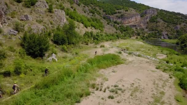 Gruppo Ciclisti Sono Bicicletta Insieme Mentre Alla Ricerca Posto Prendersi — Video Stock