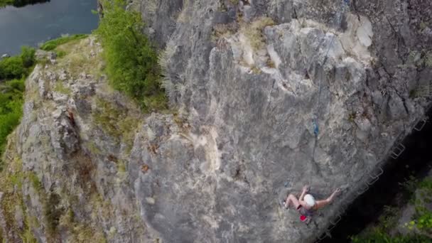 Menina Esportiva Apto Está Subindo Grande Rocha Tendo Monte Pensamentos — Vídeo de Stock