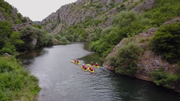 朋友们在休息后一边享受大自然 一边继续他们的皮划艇活动 — 图库视频影像