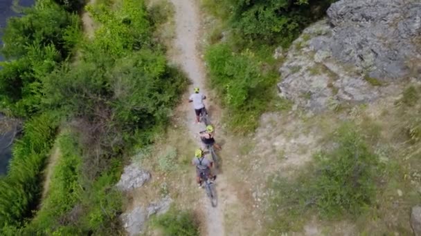Hög Utsikt Från Grupp Vänner Cykla Tillsammans Bergsvägen — Stockvideo