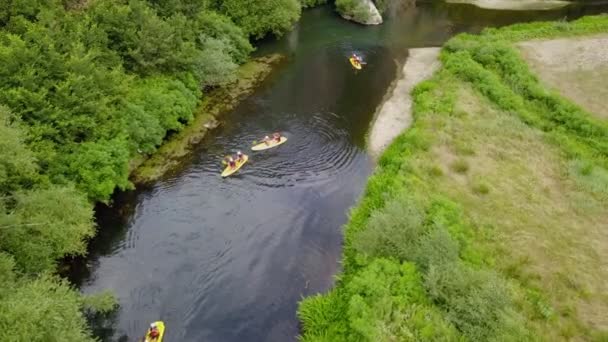 一群朋友在高山小河里划船 高瞻远瞩 — 图库视频影像