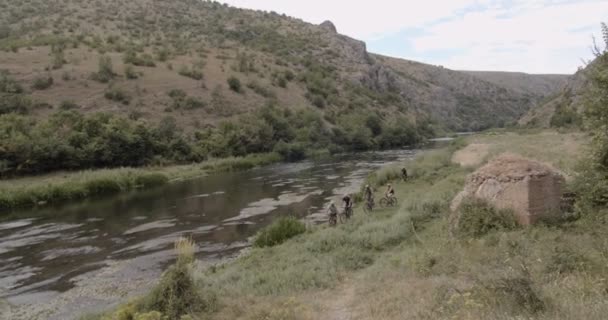 Arkadaş Grubu Doğada Birlikte Bisiklet Sürerken Dinleniyor — Stok video