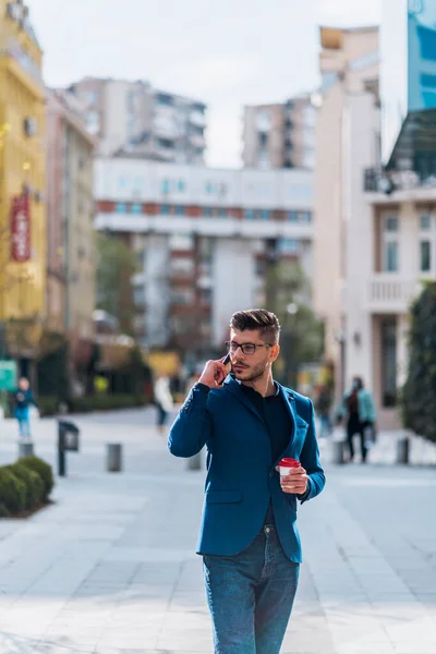 Homem Negócios Moderno Falando Celular Enquanto Caminha Centro Cidade — Fotografia de Stock