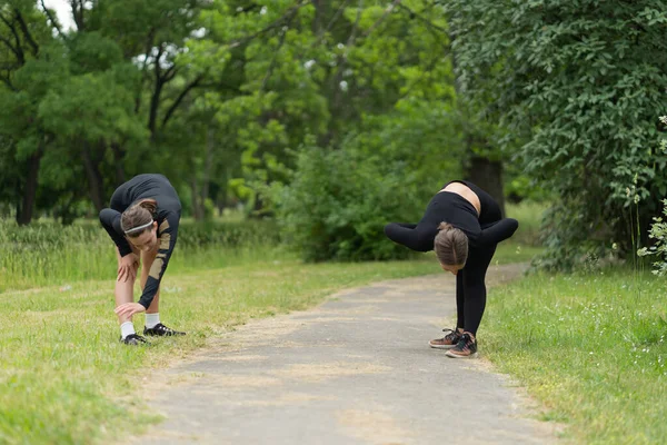 Two Girls Stretching Legs Back Nature — Stock Photo, Image