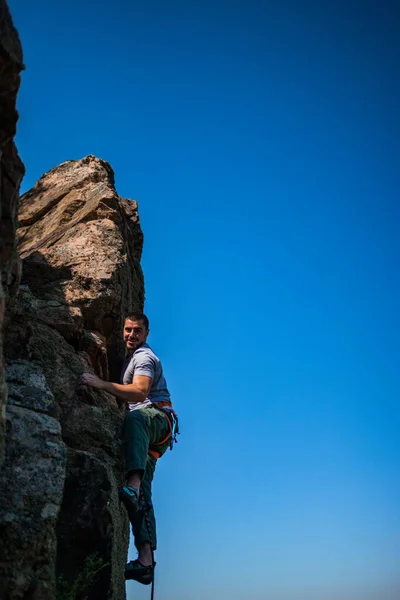 Der Bergsteiger Schafft Den Aufstieg Auf Den Gipfel Des Berges — Stockfoto