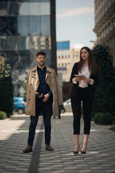 Zakelijke Partners Staan Denken Hun Nieuwe Locatie — Stockfoto