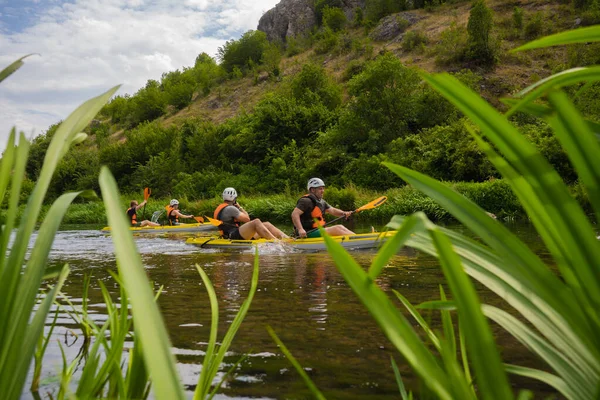 Group Happy Friends Kayaking Together Pairs While Having Great Time — Stock Photo, Image