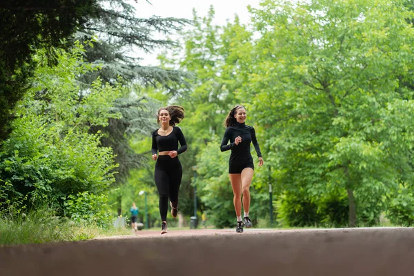 Zwei Attraktive Mädchen Lächeln Beim Laufen Auf Der Strecke — Stockfoto