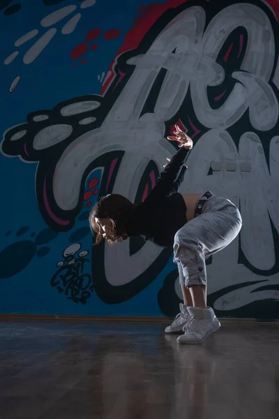 Silhouet Van Jonge Hiphop Danser Breakdancer Dansend Graffiti Studio Achtergrond — Stockfoto