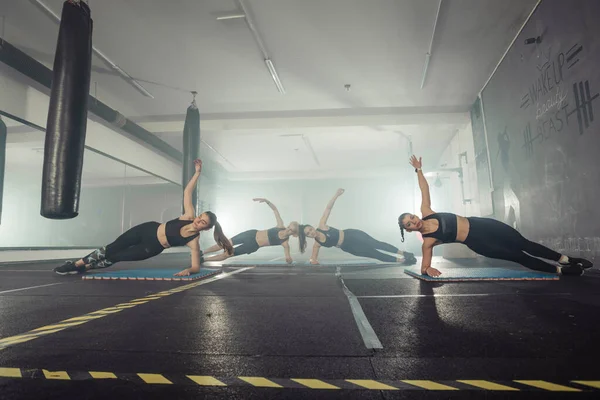 Siyah Beyaz Giysili Kadınlar Spor Kıyafetlerini Giyip Spor Salonunda Antrenörle — Stok fotoğraf