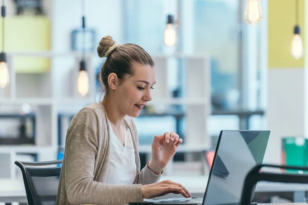 Gerente Rubia Trabajando Detrás Escritorio Una Oficina Moderna —  Fotos de Stock