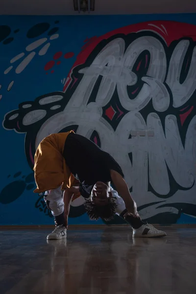 Afrikalı Amerikan Hip Hop Dansçısı Breakdansçı Karanlık Siluet Pozlarında Graffiti — Stok fotoğraf