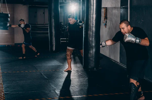 Joven Boxeador Entrenando Saco Boxeo Entrenamiento Boxeador Caucásico Con Saco — Foto de Stock