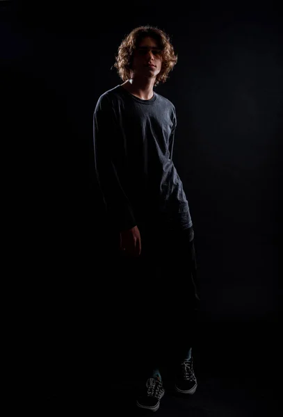 Attraktiver Junger Stilvoller Mann Posiert Schwarzem Pullover Und Schwarzer Jeanshose — Stockfoto