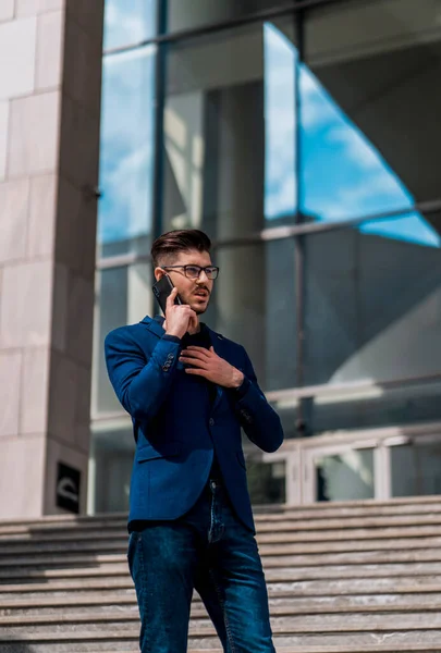 Empresário Barbudo Atraente Sorrindo Enquanto Atende Uma Chamada Seu Telefone — Fotografia de Stock