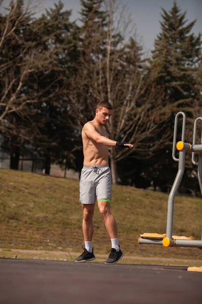 Bonito Atraente Desportista Masculino Está Treinando Fora Shirltess — Fotografia de Stock