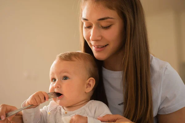 Hermosa Madre Está Tratando Sacar Tenedor Boca Bebé —  Fotos de Stock