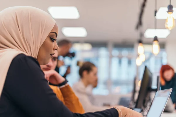 Güzel Çekici Tesettürlü Genç Bir Kadının Yakın Plan Portresi Bilgisayarına — Stok fotoğraf