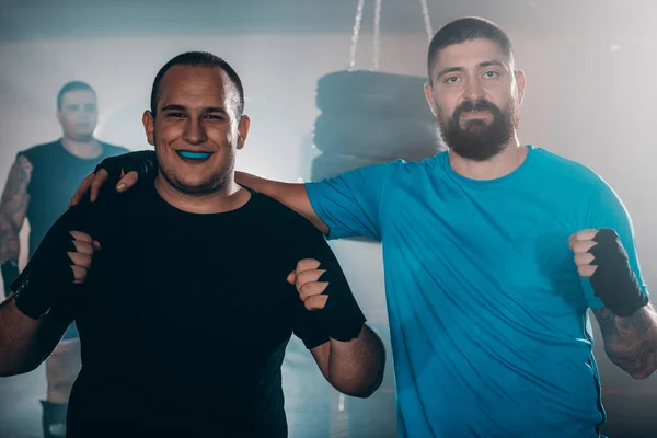 Junge Boxer Bereiten Sich Der Turnhalle Auf Das Training Vor — Stockfoto