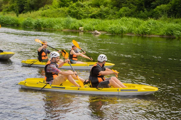 Dos Parejas Jóvenes Adultos Kayakistas Están Preparando Para Hacer Kayak —  Fotos de Stock