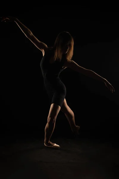 Silhouet Van Prachtige Ballerina Doet Een Perfecte Ballet Pose — Stockfoto