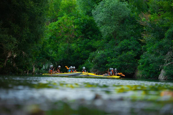 Grupo Kayakistas Senior Están Tomando Descanso Mientras Tienen Una Conversación —  Fotos de Stock