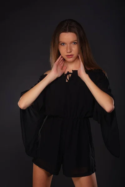 Красивая Брюнетка Маленьким Черным Платьем Позирует Изолированно Темном Фоне Студии — стоковое фото