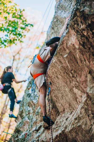 Kayalar Eğlenceli Vakit Geçirmek Için Iki Arkadaş Tırmanma — Stok fotoğraf