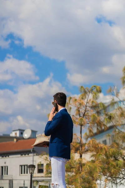 Gut Geeigneter Geschäftsmann Telefoniert Mit Seinen Partnern Und Wird Abgewiesen — Stockfoto