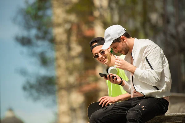 Due Amici Maschi Stanno Guardando Selfie Che Hanno Preso — Foto Stock