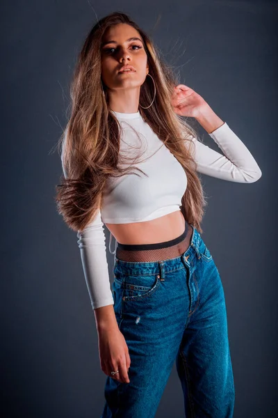 Ritratto Una Bella Ragazza Elegante Che Indossa Jeans Blu Maglione — Foto Stock