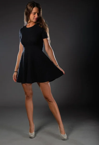 Piękne Eleganckie Kobiety Świętują Noszenie Czarnej Stylowej Sukni Wieczorowej Butów — Zdjęcie stockowe