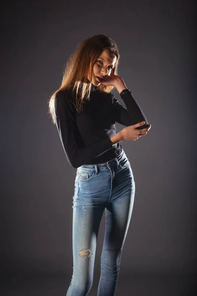 Uma Jovem Elegante Pescoço Rolo Preto Posando Isolado Fundo Escuro — Fotografia de Stock