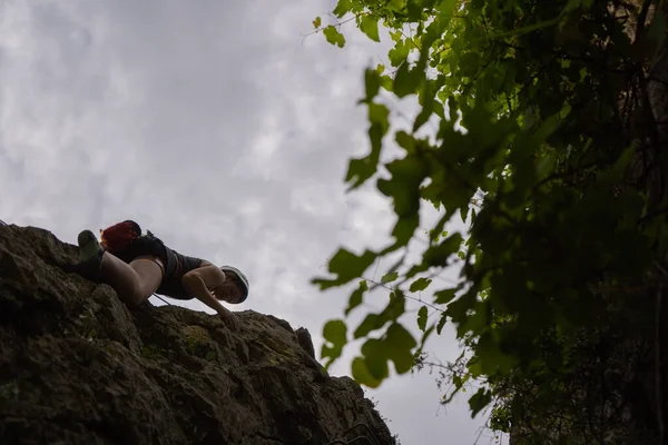 Beatiful Girl Climbing Top High Hill While Thinking Lot — Foto de Stock