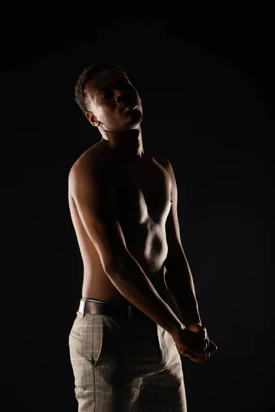 黑色背景下的非洲男性的轮廓 — 图库照片